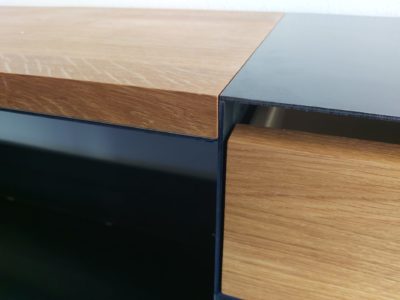 Filligranes Stahlmöbel mit Holz Details.