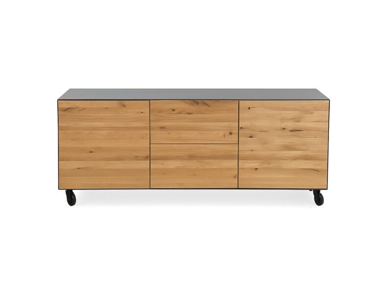 Rustikales Industrial-Sideboard aus geöltem Stahl und massiver Eiche mit Rollen