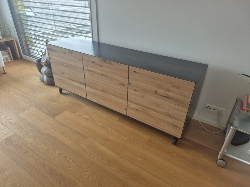 Rustikales Industrial-Sideboard aus geöltem Stahl und massiver Eiche mit Rollen